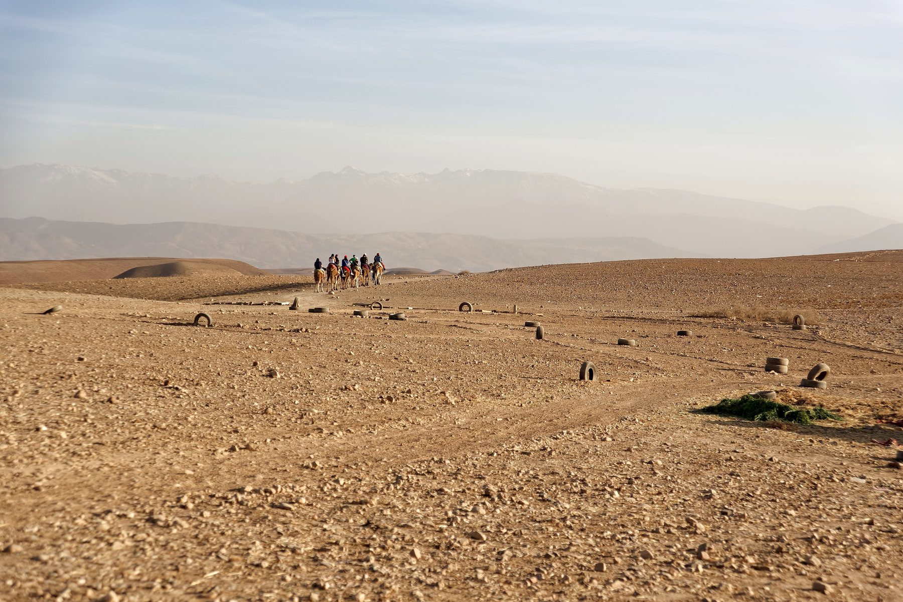 Le désert de pierre de l’Agafay, avec l’Atlas à l’horizon